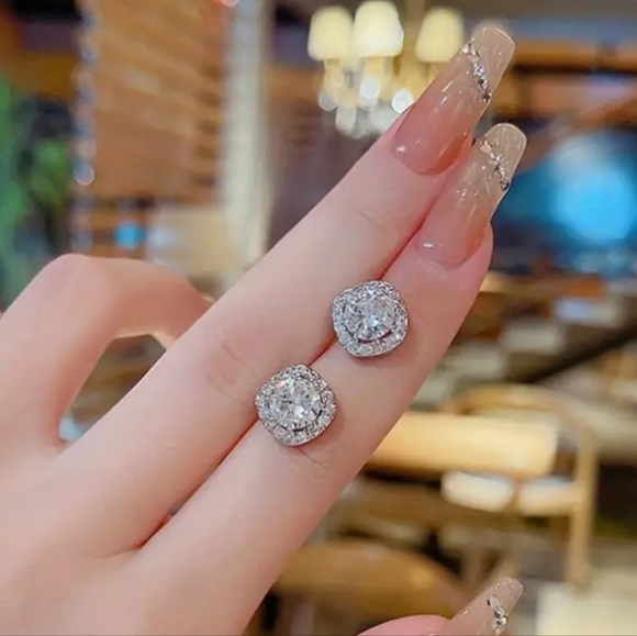 Beautiful elegant jewelry set with beautiful stud earrings - Picture 2 of 8